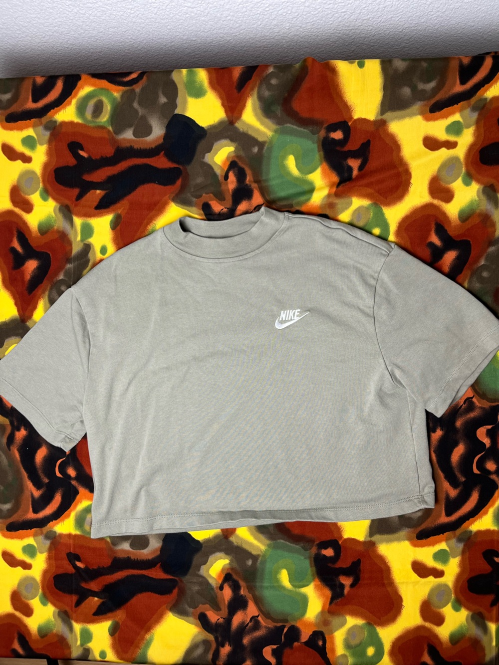Nike women’s Cropped Tee Size Small